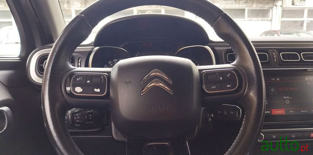 2017' Citroen C3 1.2 Puretech Shine photo #5