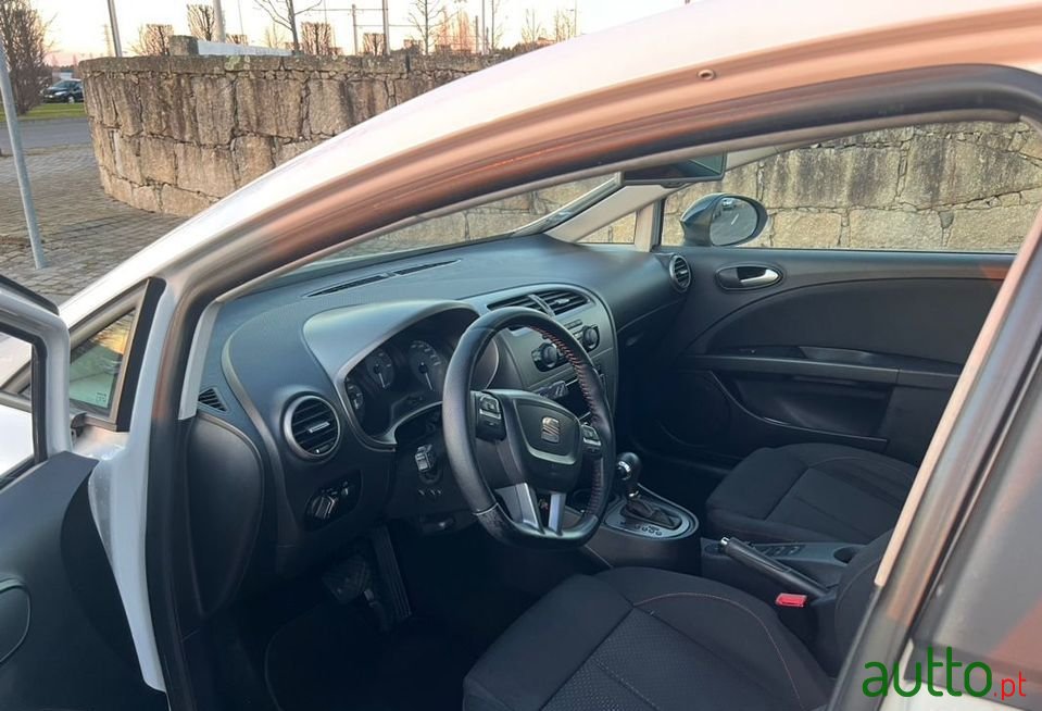 2010' SEAT Leon photo #6