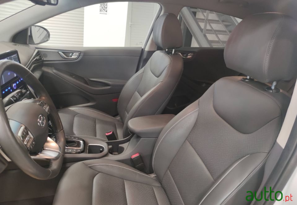 2020' Hyundai Ioniq photo #5