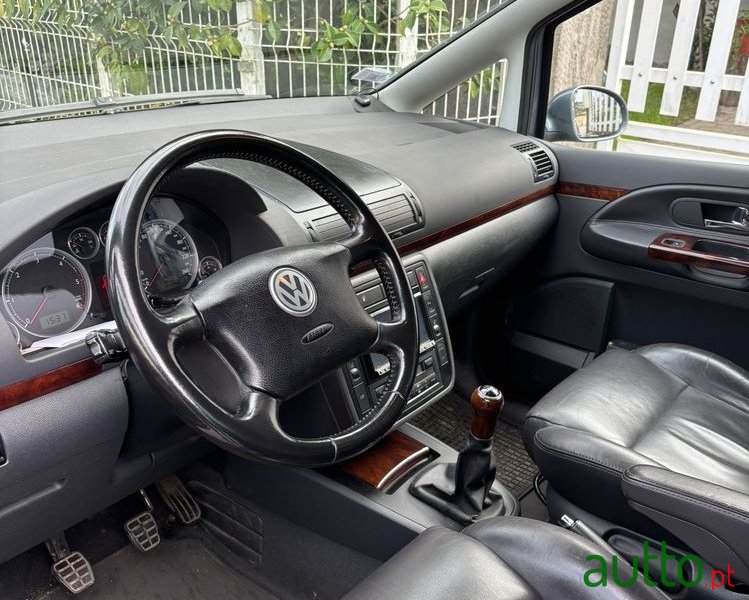 2008' Volkswagen Sharan 2.0 Tdi Highline photo #4