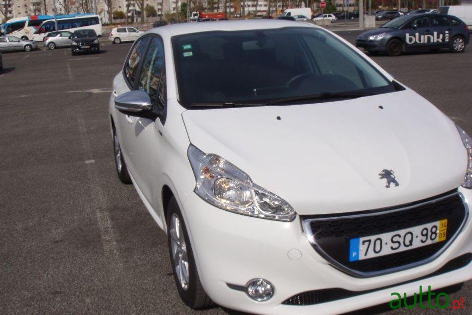 2014' Peugeot 208 Style photo #2
