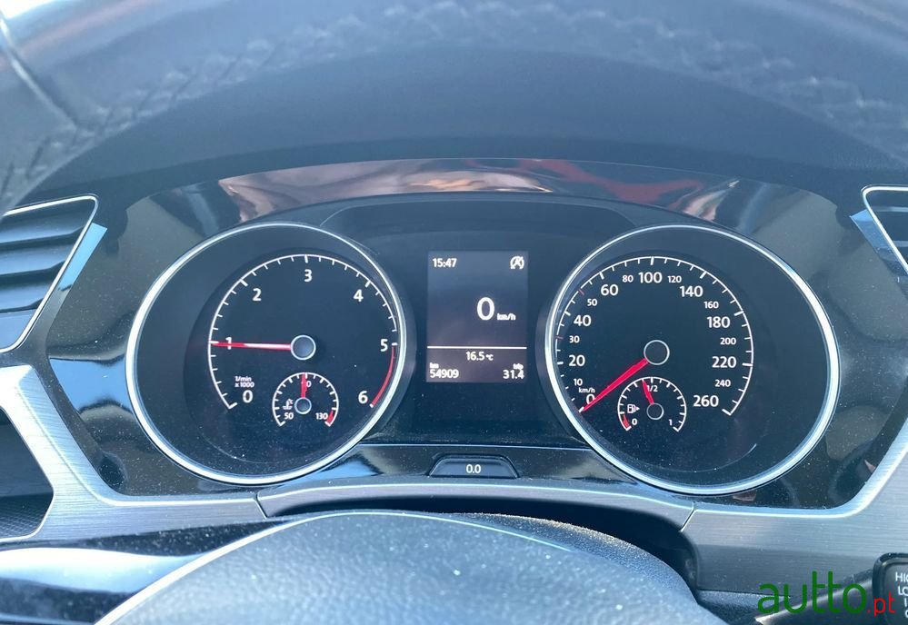 2018' Volkswagen Touran photo #2