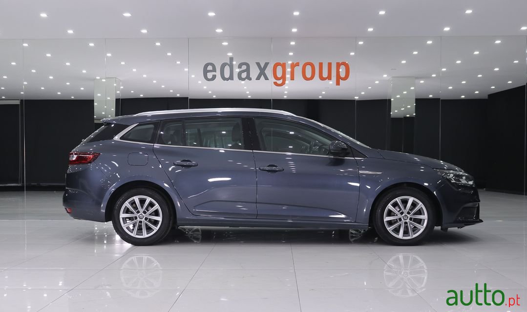 2017' Renault Megane Sport Tourer photo #2