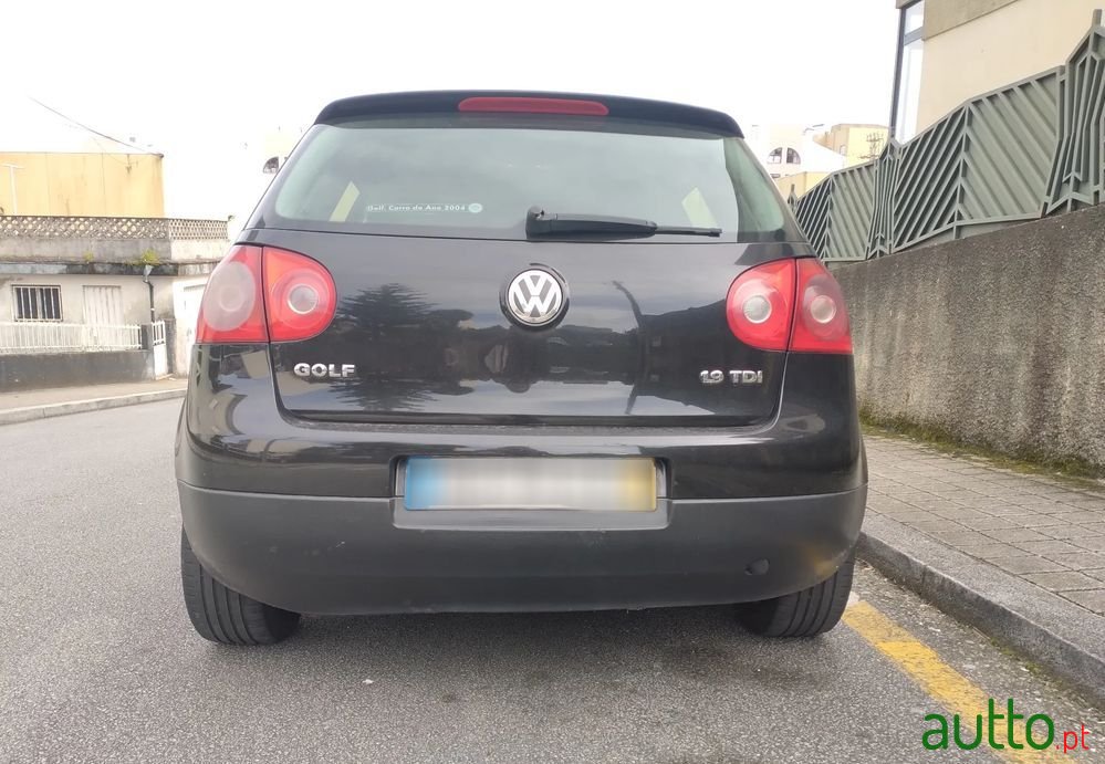 2004' Volkswagen Golf photo #2