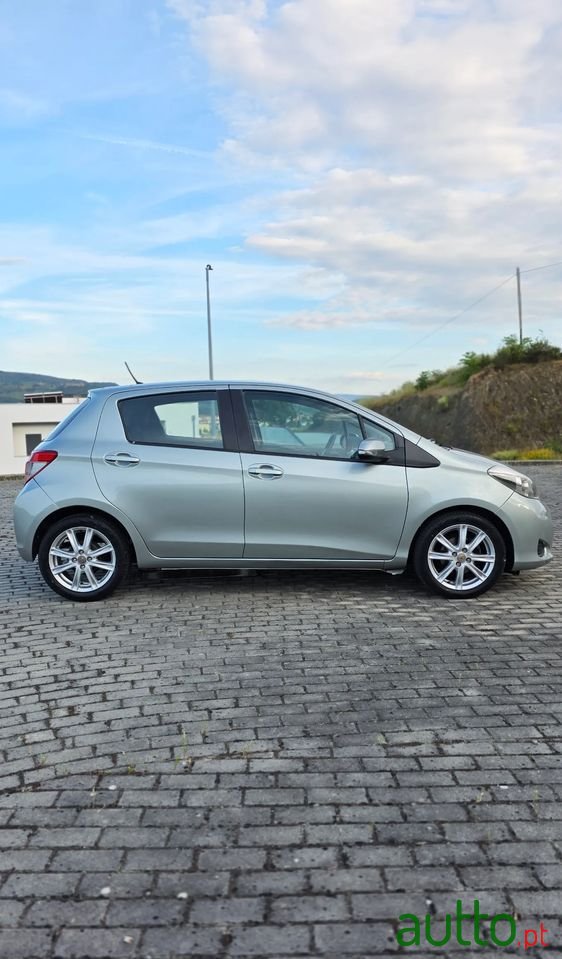 2012' Toyota Yaris photo #5