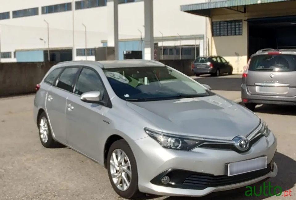 2012' Toyota Auris photo #1