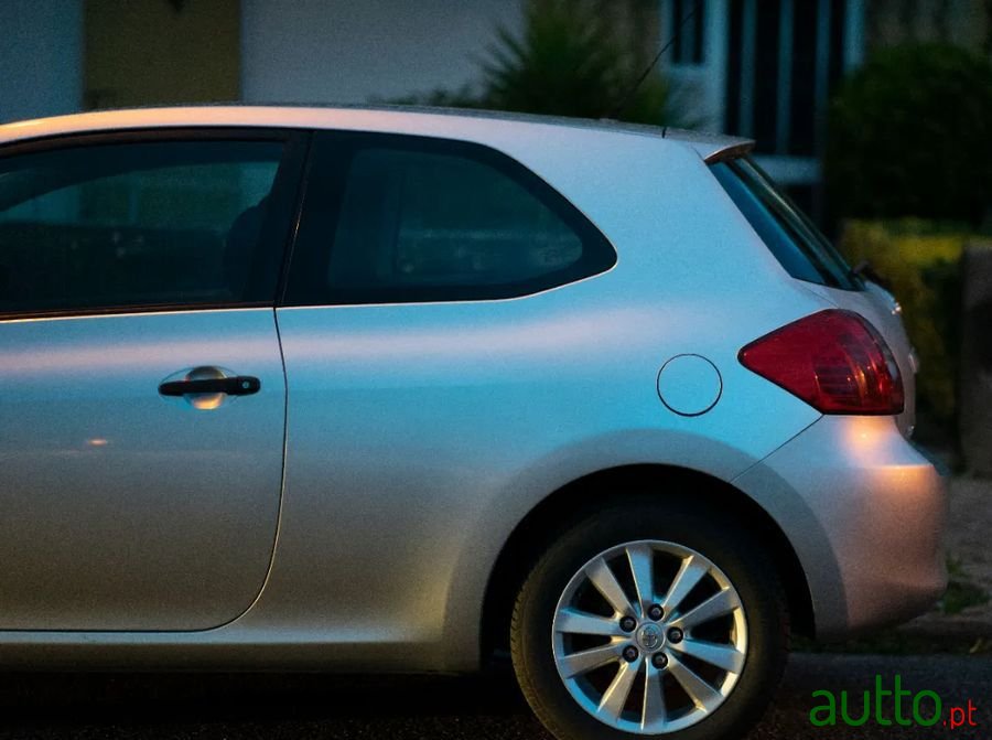 2007' Toyota Auris photo #3