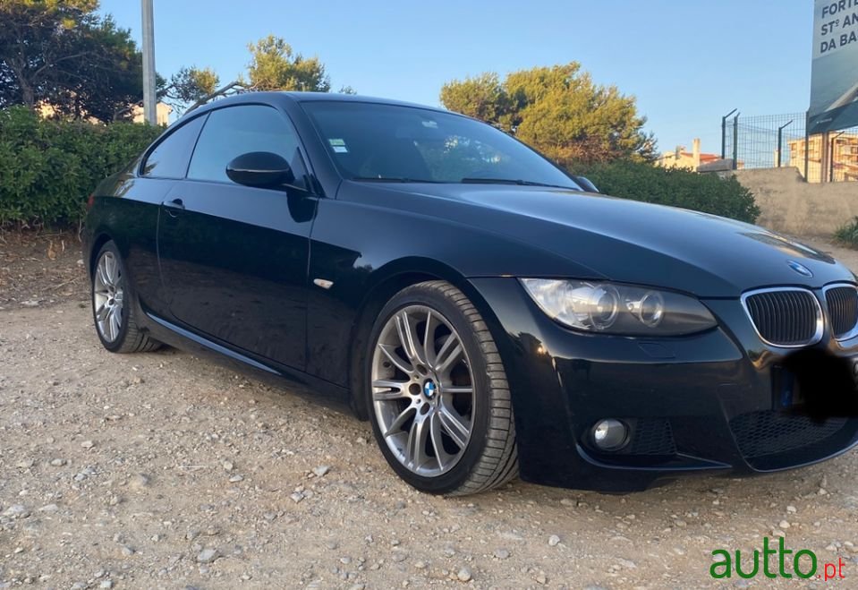 2009' BMW 320 photo #1