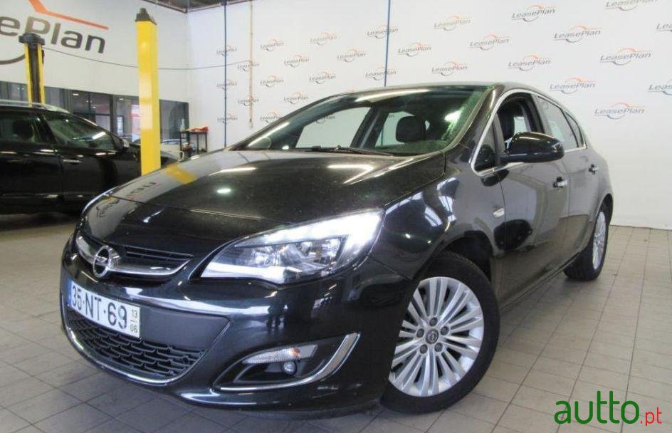 2013' Opel Astra photo #1