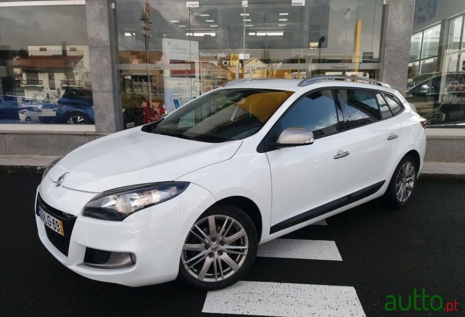 2011' Renault Megane Sport Tourer photo #1