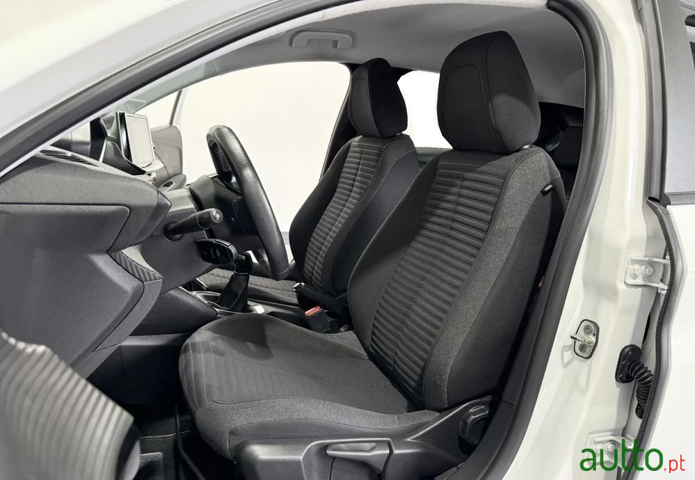 2020' Peugeot 208 photo #6