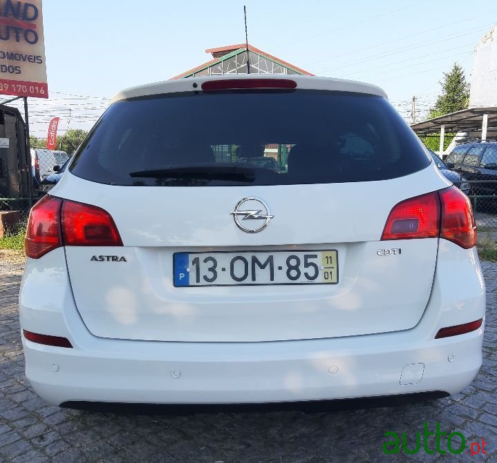 2011' Opel Astra Sports Tourer photo #5