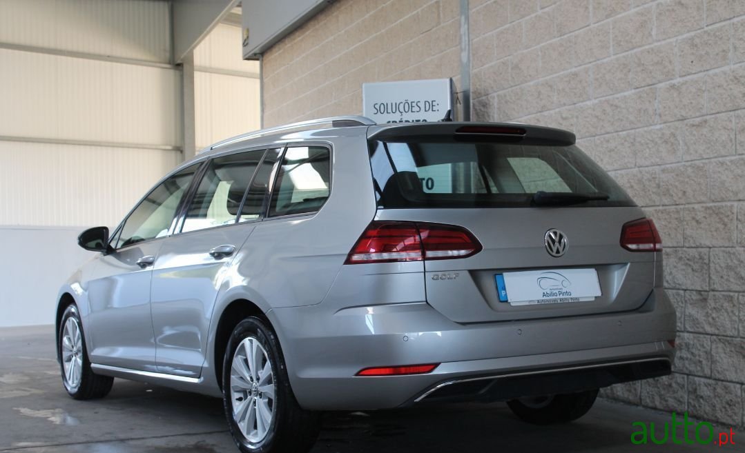 2018' Volkswagen Golf photo #3