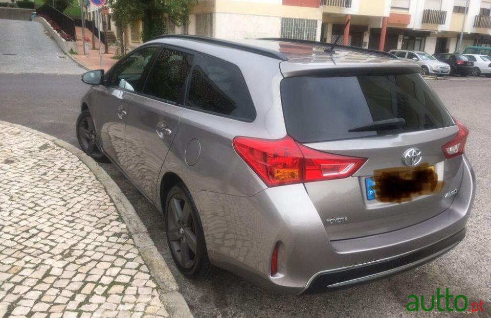 2014' Toyota Auris Touring Sports photo #3