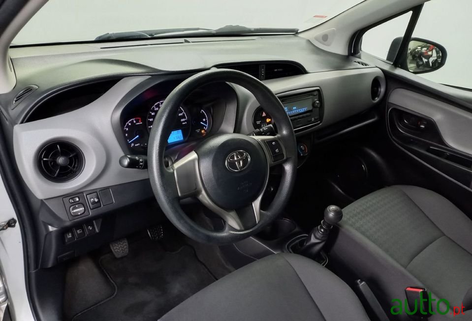 2017' Toyota Yaris photo #5