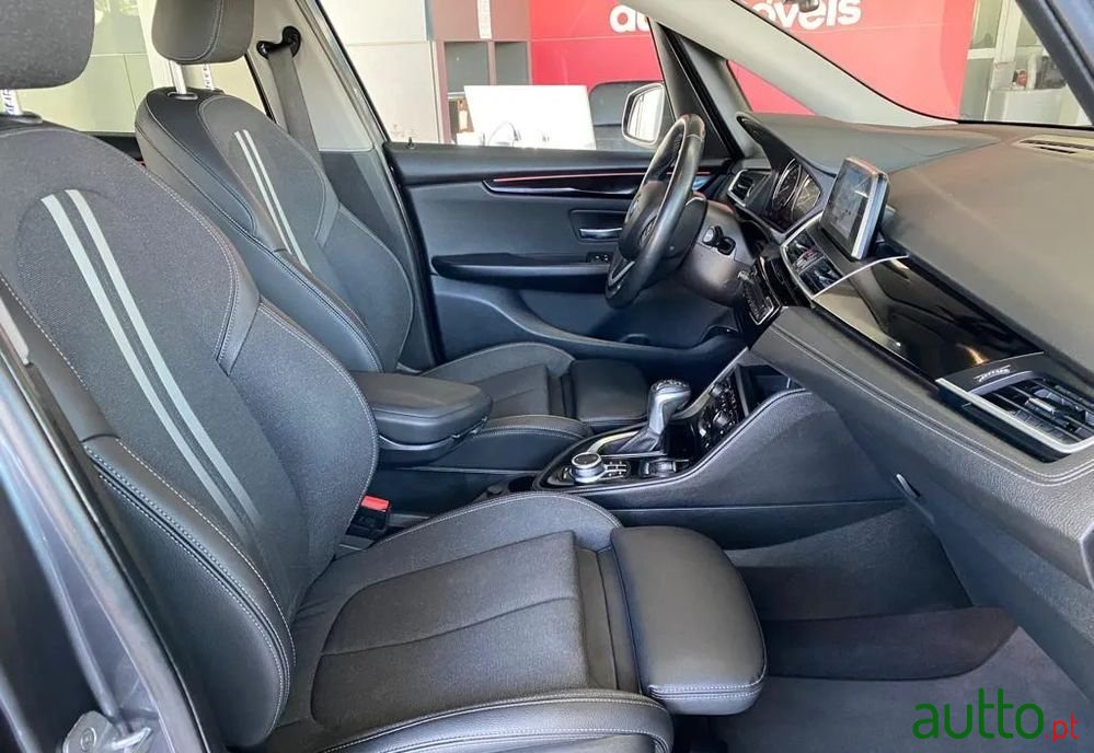 2018' BMW 225Xe Active Tourer photo #4