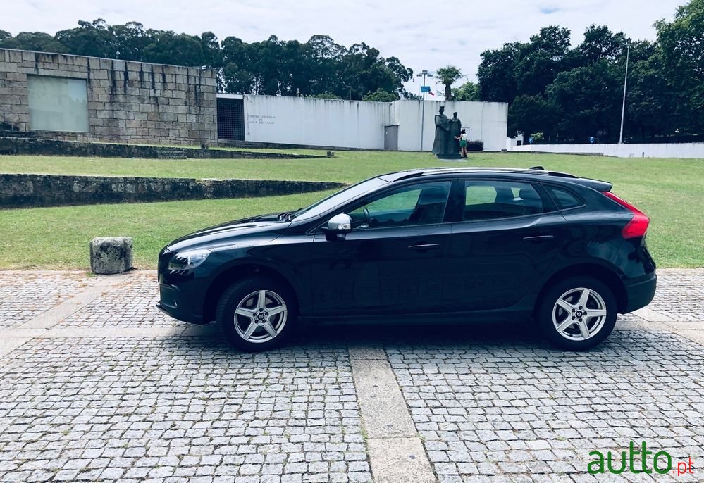 2013' Volvo V40 Cross Country photo #5