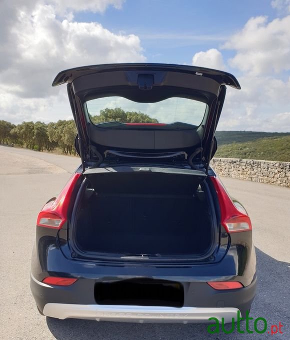 2015' Volvo V40 Cross Country photo #6