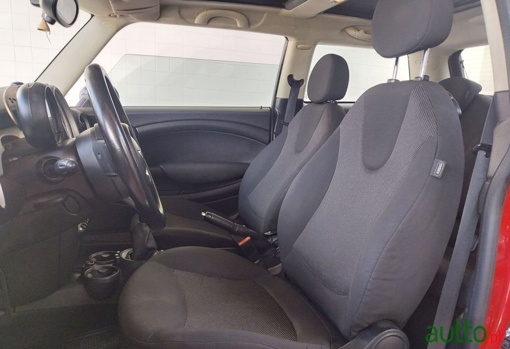 2010' MINI Cooper 3 Portas photo #3