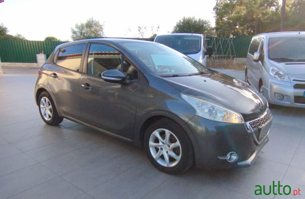2012' Peugeot 208 photo #2
