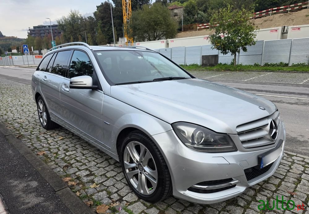 2011' Mercedes-Benz Classe C photo #1