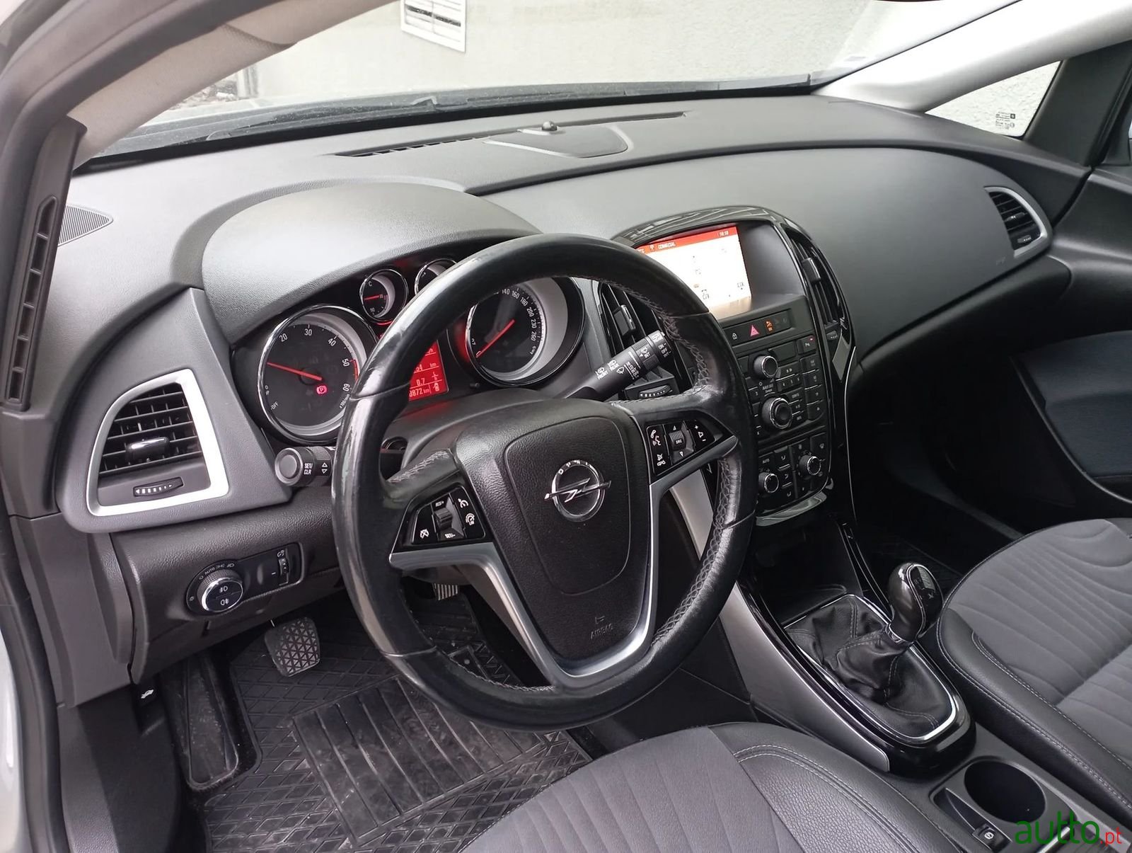 2014' Opel Astra photo #5