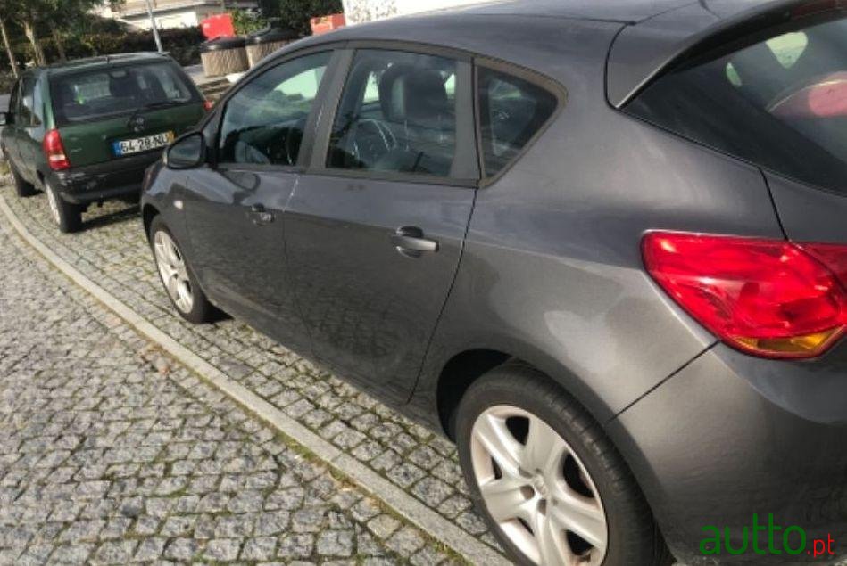 2010' Opel Astra photo #1