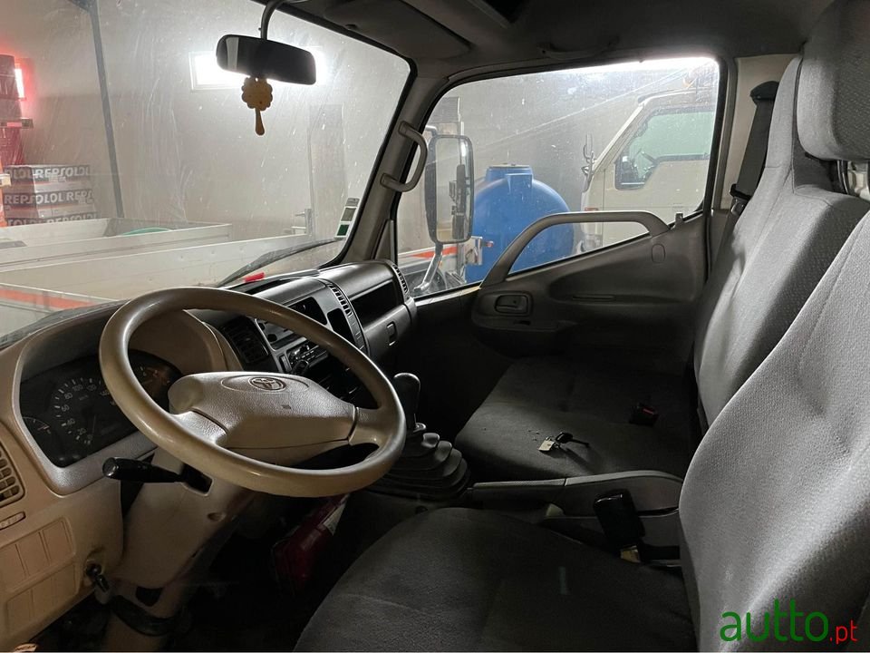 2004' Toyota Dyna photo #2