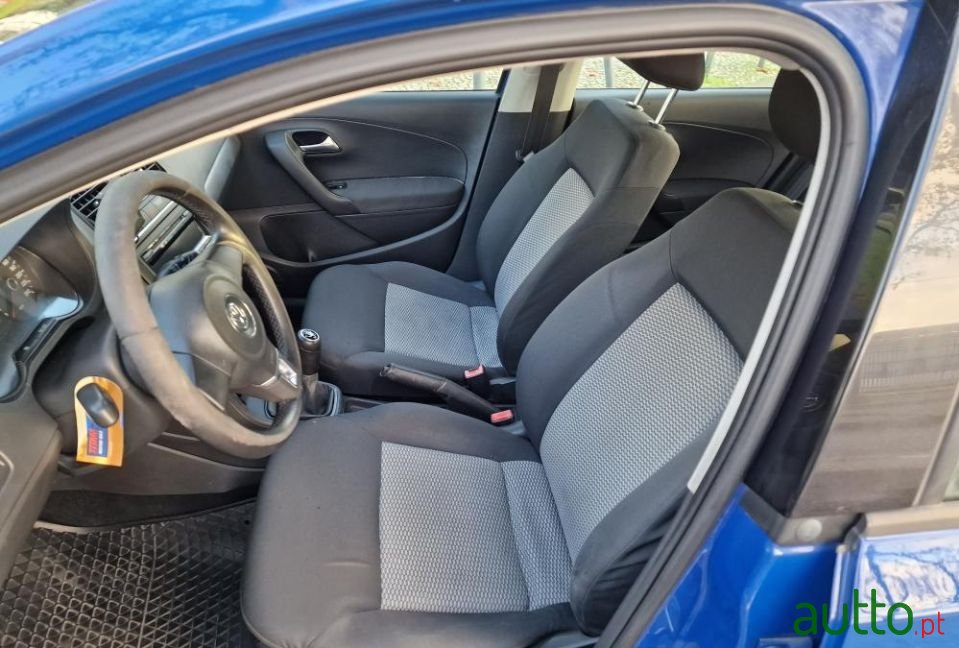 2010' Volkswagen Polo photo #5