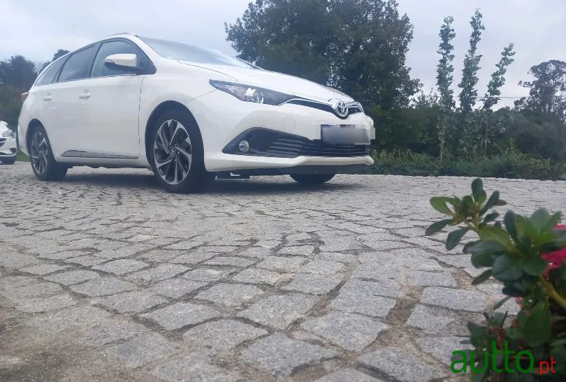 2015' Toyota Auris Touring Sports photo #1