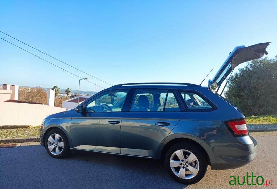 2016' Skoda Fabia Break photo #2