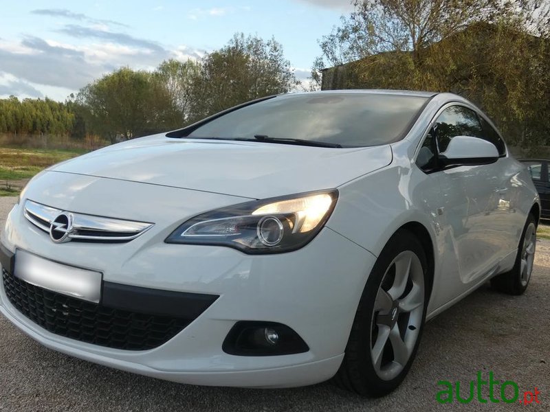 2012' Opel Astra Gtc photo #5