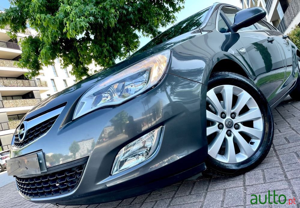 2011' Opel Astra Sports Tourer photo #1