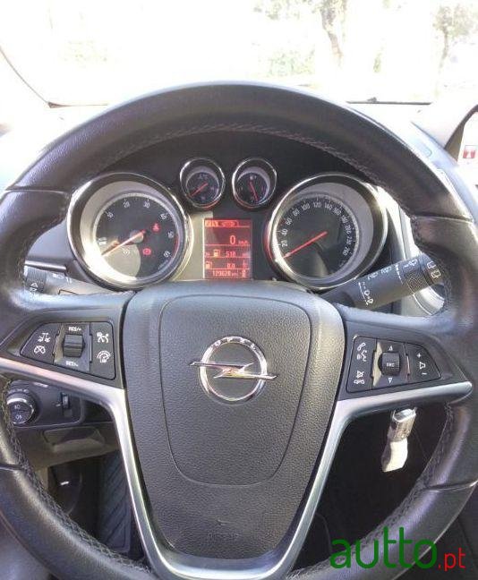 2012' Opel Zafira photo #1