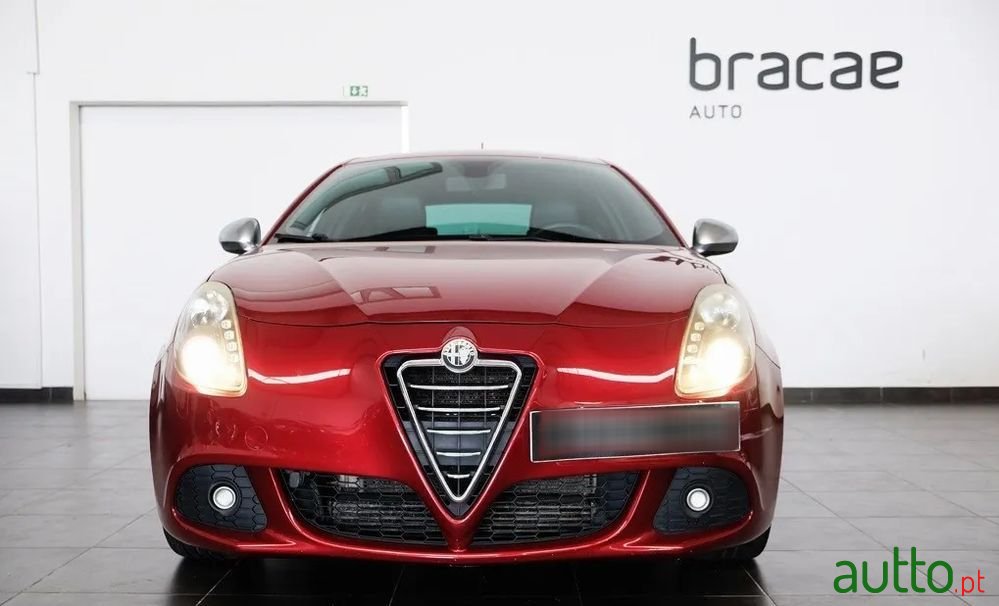 2011' Alfa Romeo Giulietta photo #2