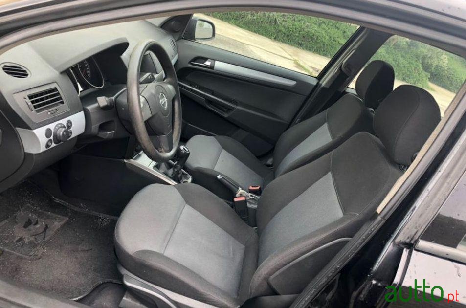 2005' Opel Astra Caravan photo #1