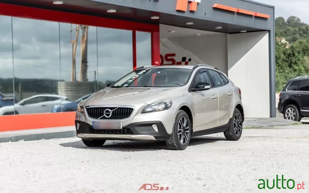 2017' Volvo V40 Cross Country 2.0 D2 photo #3