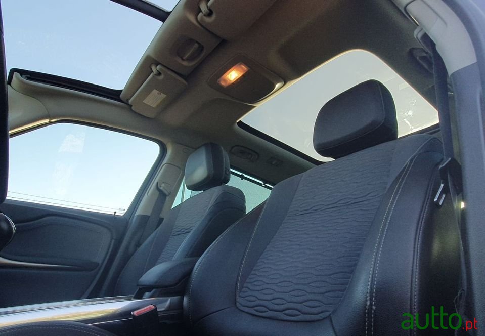 2012' Opel Zafira photo #6