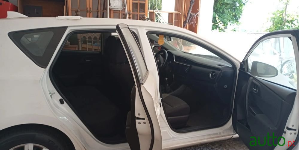 2018' Toyota Auris photo #5