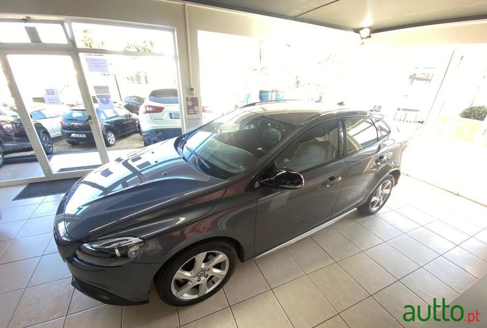 2014' Volvo V40 Cross Country photo #5