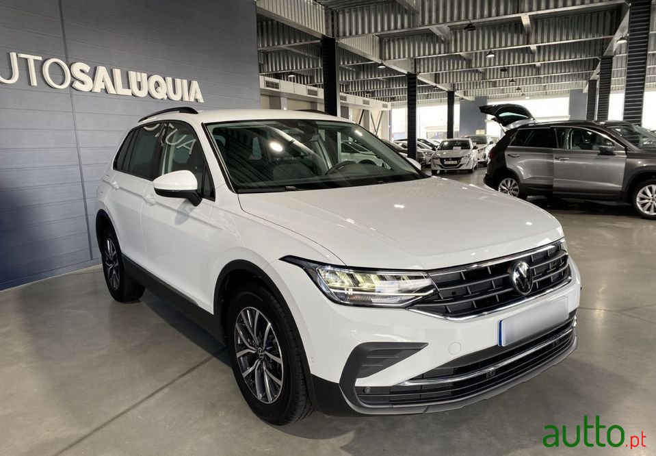2022' Volkswagen Tiguan photo #6