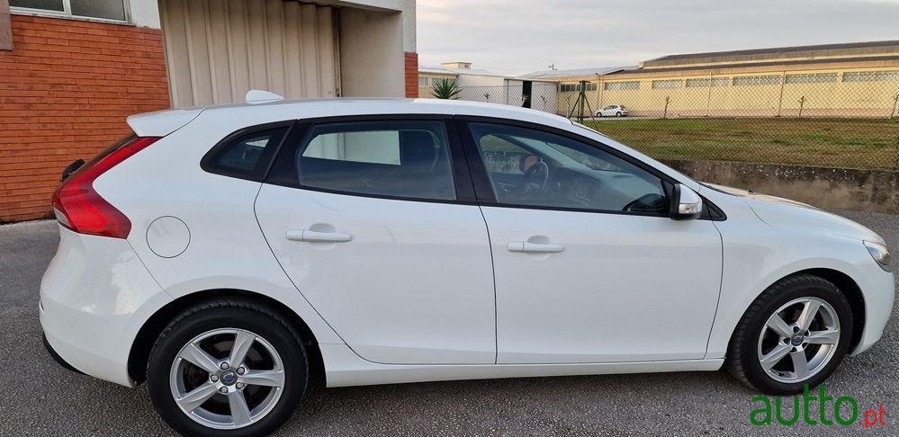 2015' Volvo V40 photo #6