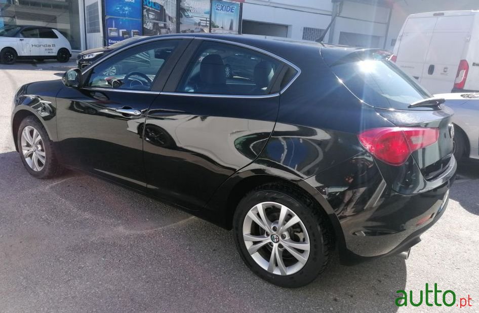 2013' Alfa Romeo Giulietta photo #3