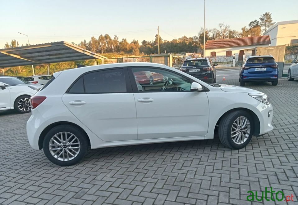 2019' Kia Rio photo #5