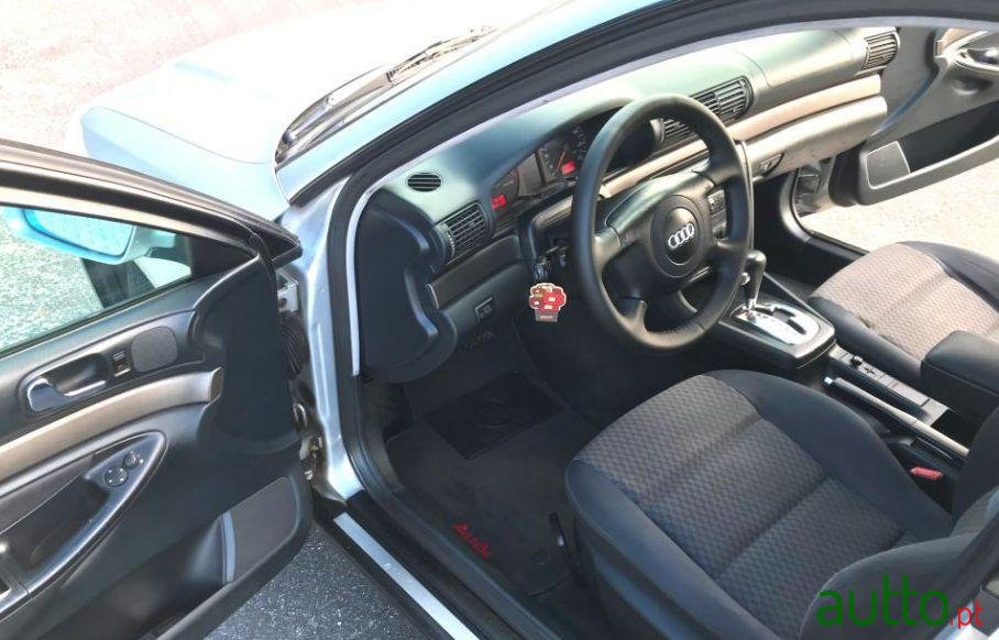 2001' Audi A4 Avant photo #3