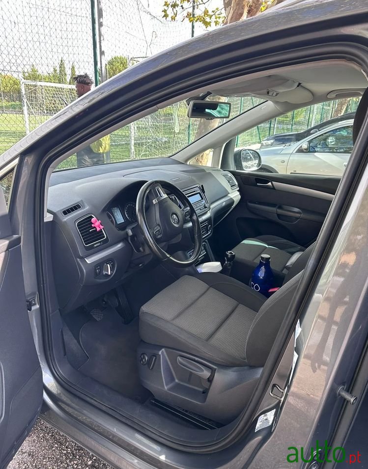 2011' Volkswagen Sharan photo #4