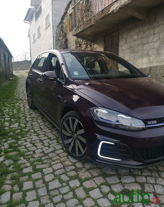 2018' Volkswagen Golf photo #2