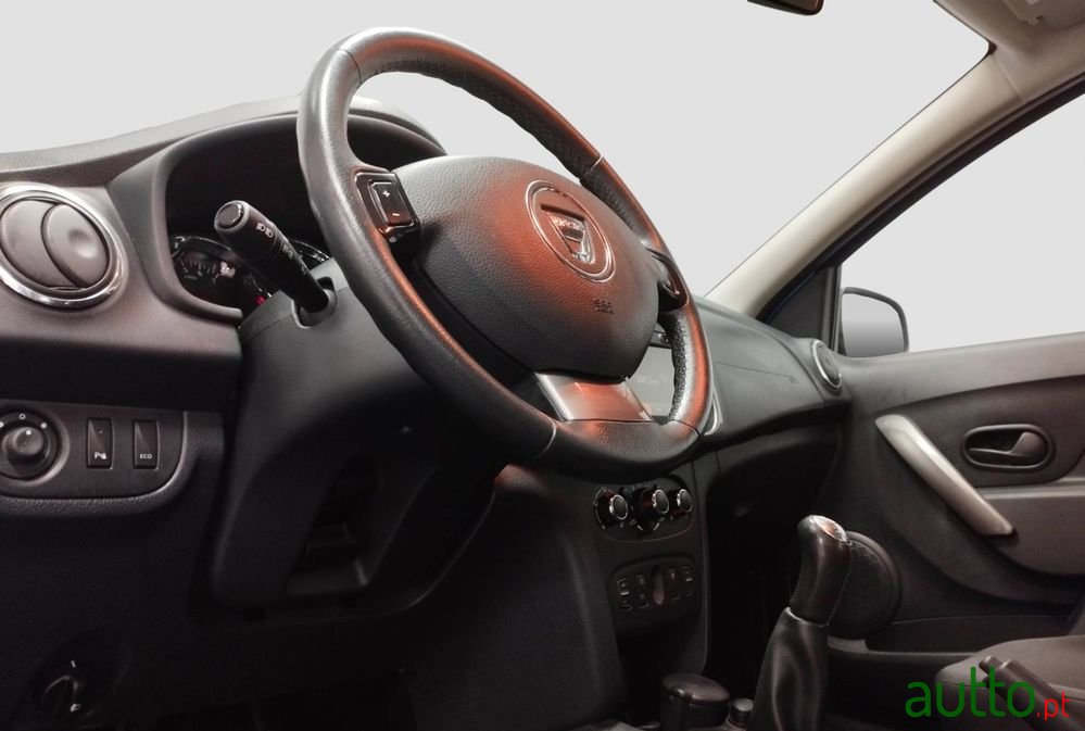 2014' Dacia Sandero photo #5