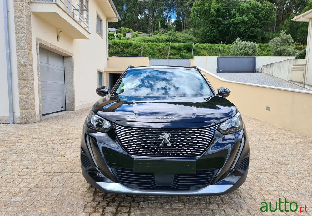 2021' Peugeot 2008 photo #2