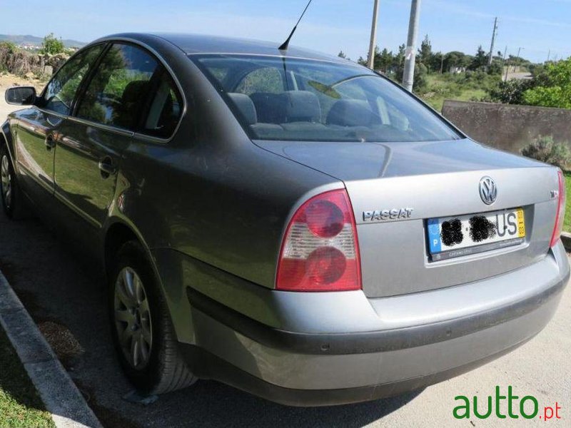 2004' Volkswagen Passat 1.9 Tdi Confortline photo #2